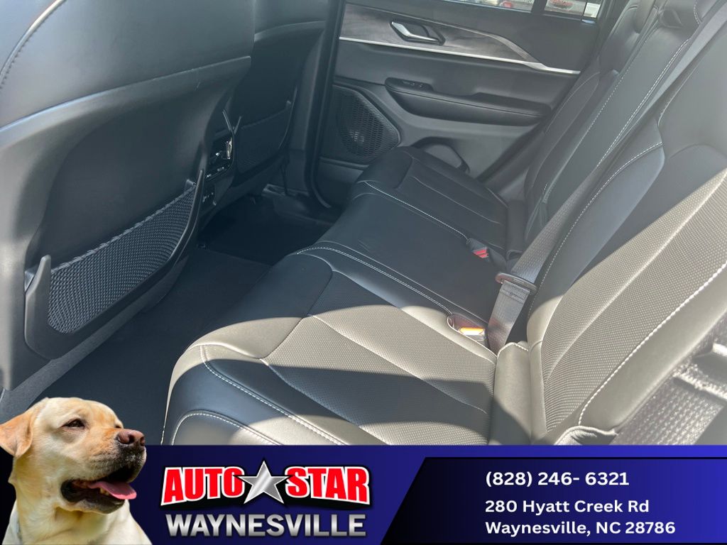 new 2025 Jeep Grand Cherokee car, priced at $47,990