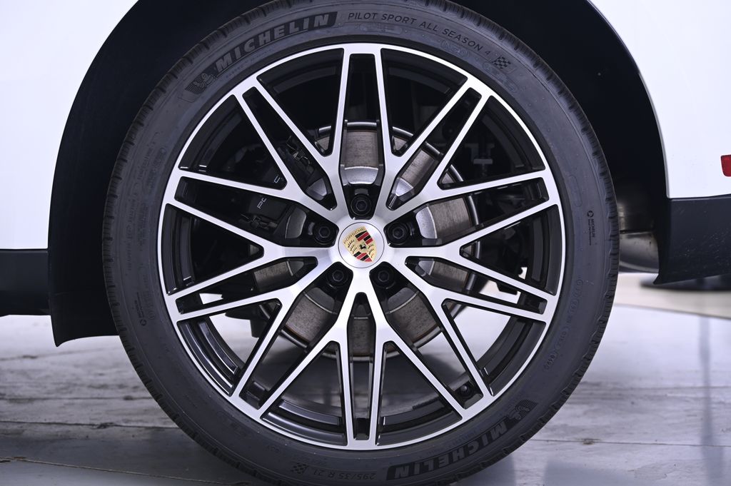 Thumbnail: 2025 Porsche Macan - 12