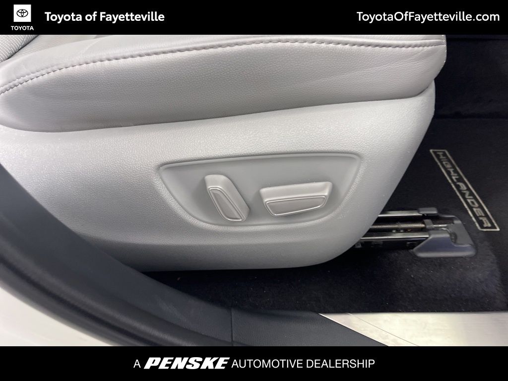 Thumbnail: 2021 Toyota Highlander - 8