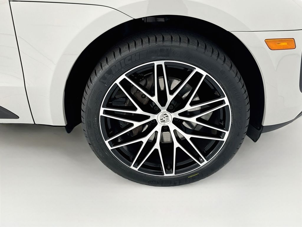 Thumbnail: 2022 Porsche Macan - 31