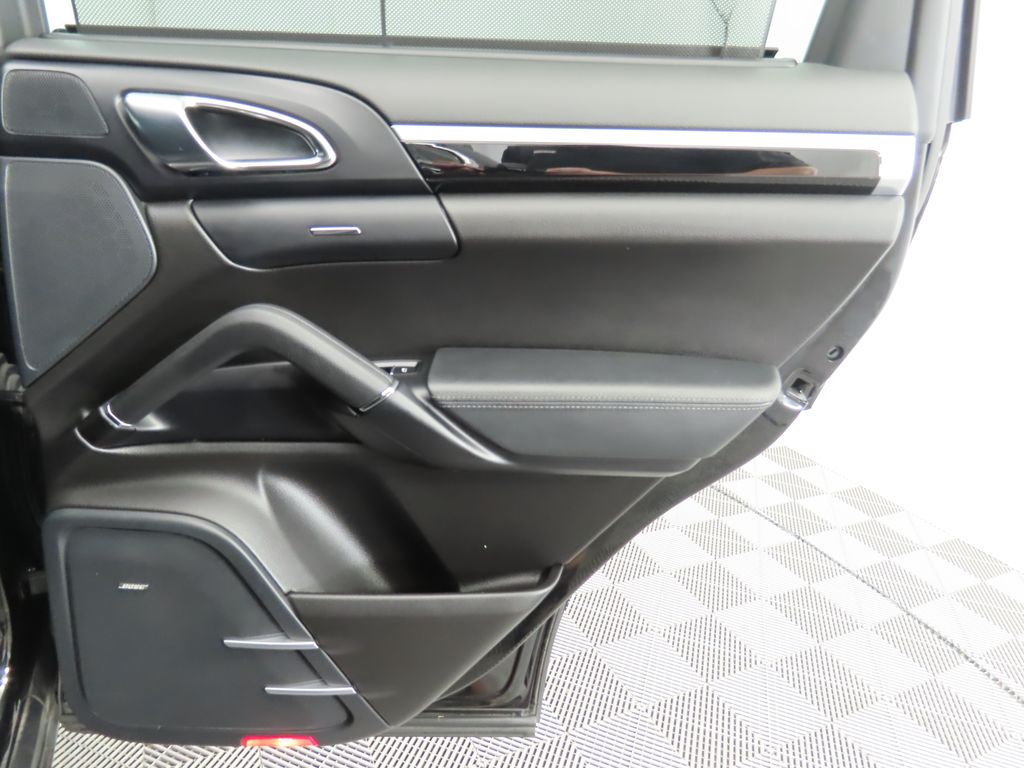 2016 Porsche Cayenne S 27