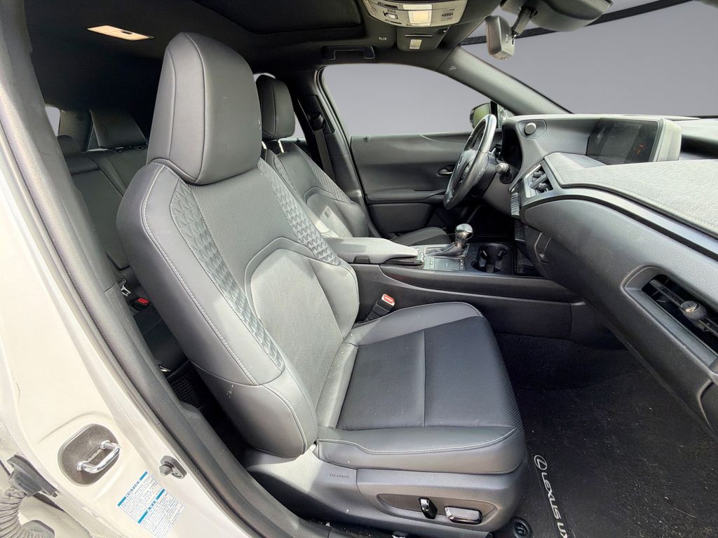 Thumbnail: 2021 Lexus UX - 16