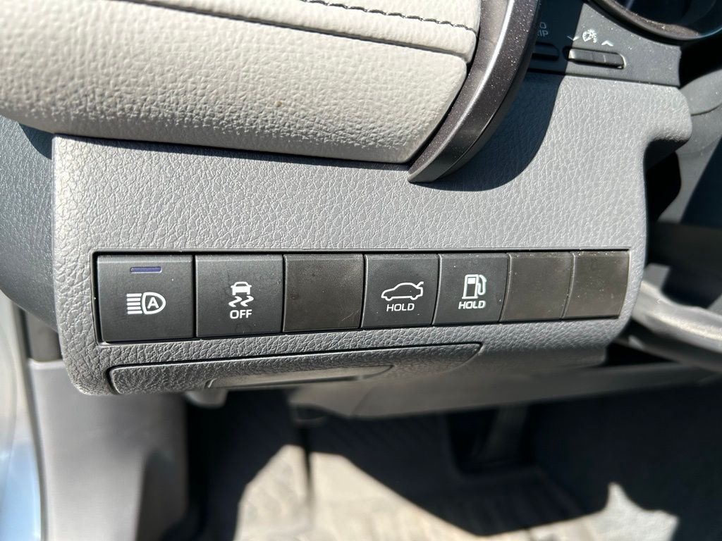 2024 Toyota Camry SE 18