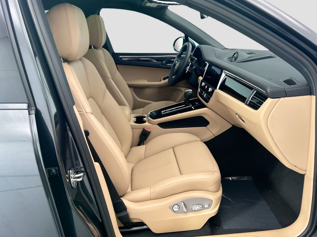 Thumbnail: 2026 Porsche Macan - 21