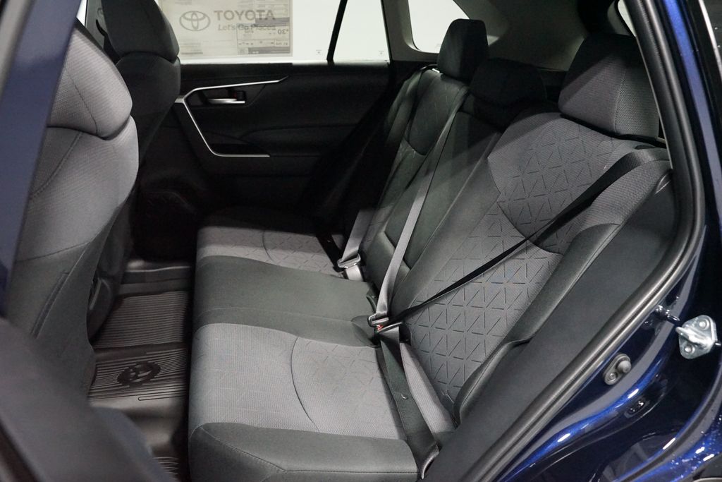 2025 Toyota RAV4 XLE 29