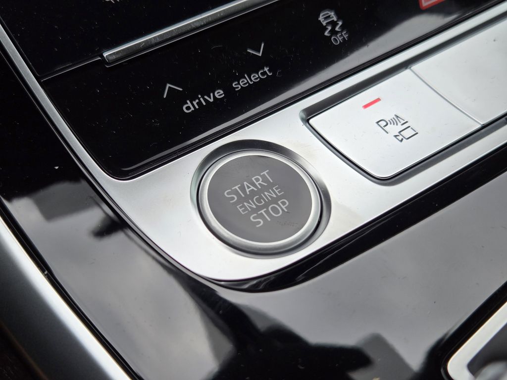 new 2025 Audi Q7 car, priced at $78,895