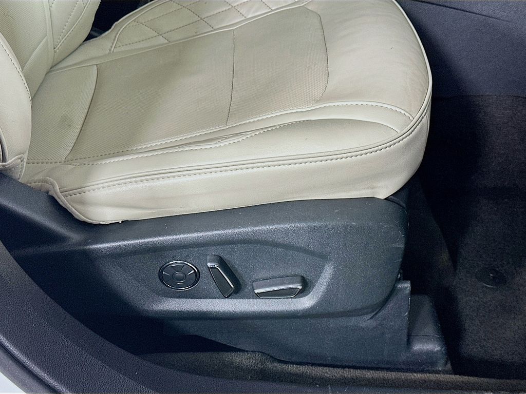Used 2018 White Ford Platinum image 23