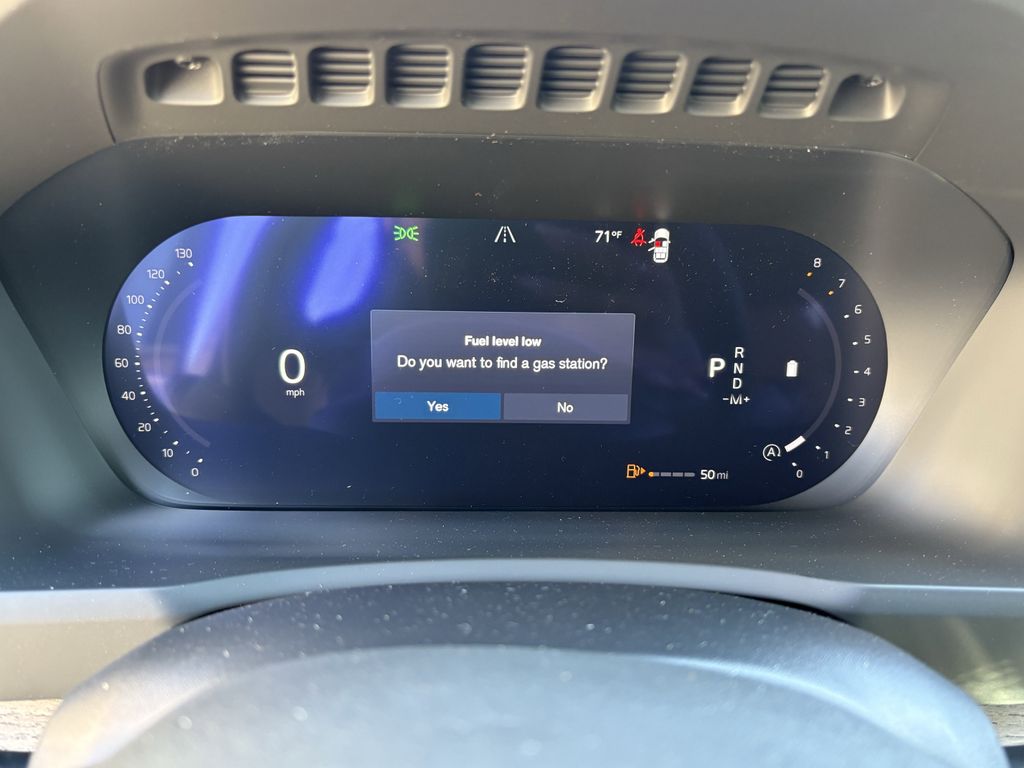 New 2026 Crystal White Volvo B6 Plus 7-Seater image 18