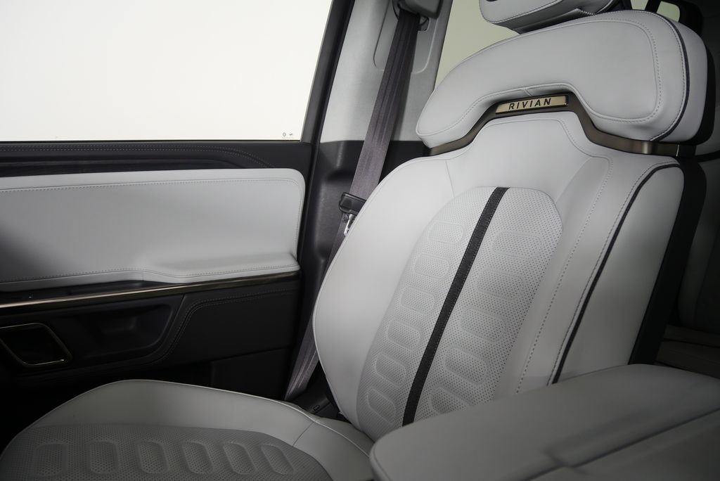 Thumbnail: 2023 Rivian R1S - 31