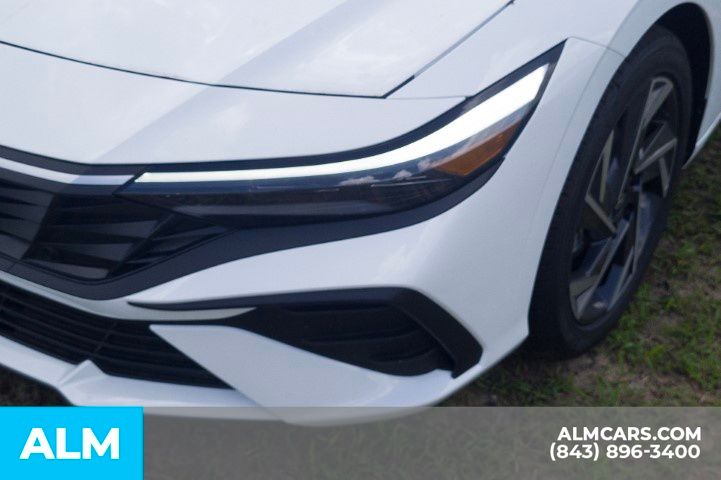 Used 2025 White Hyundai SEL Sport image 10