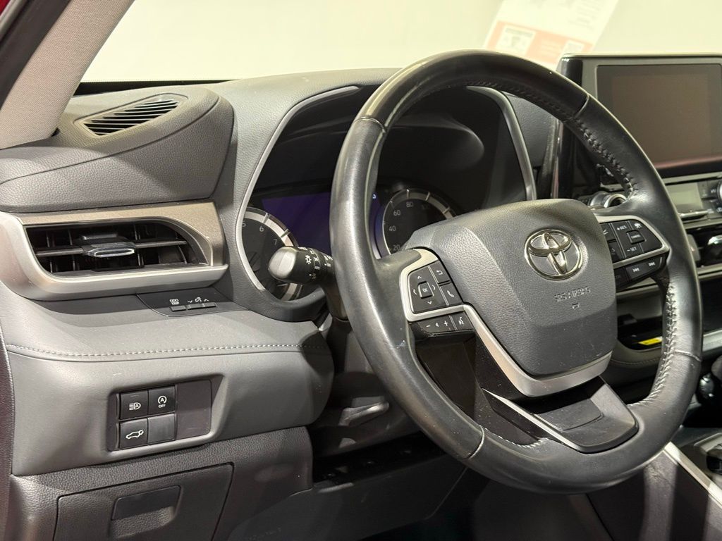 Thumbnail: 2023 Toyota Highlander - 17
