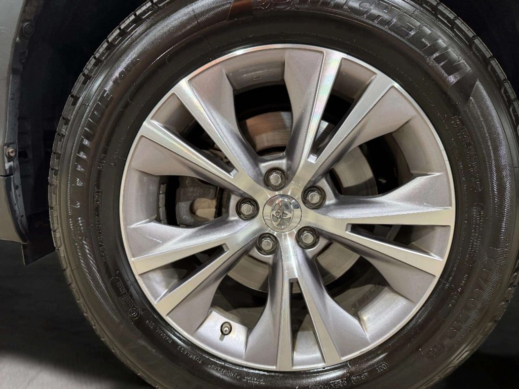 Used 2015 Silver Sky Metallic Toyota XLE V6 image 33