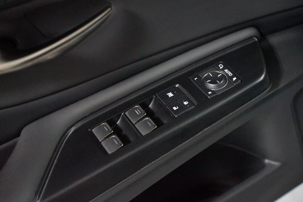 Thumbnail: 2021 Lexus ES - 32