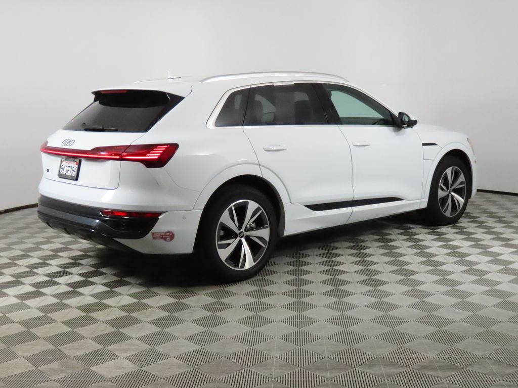Thumbnail: 2024 Audi Q8 e-tron - 5