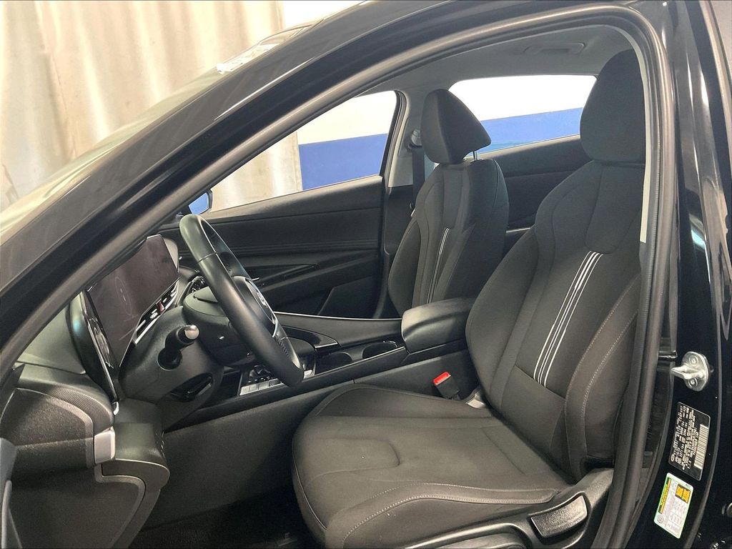 2023 Hyundai Elantra — photo 10