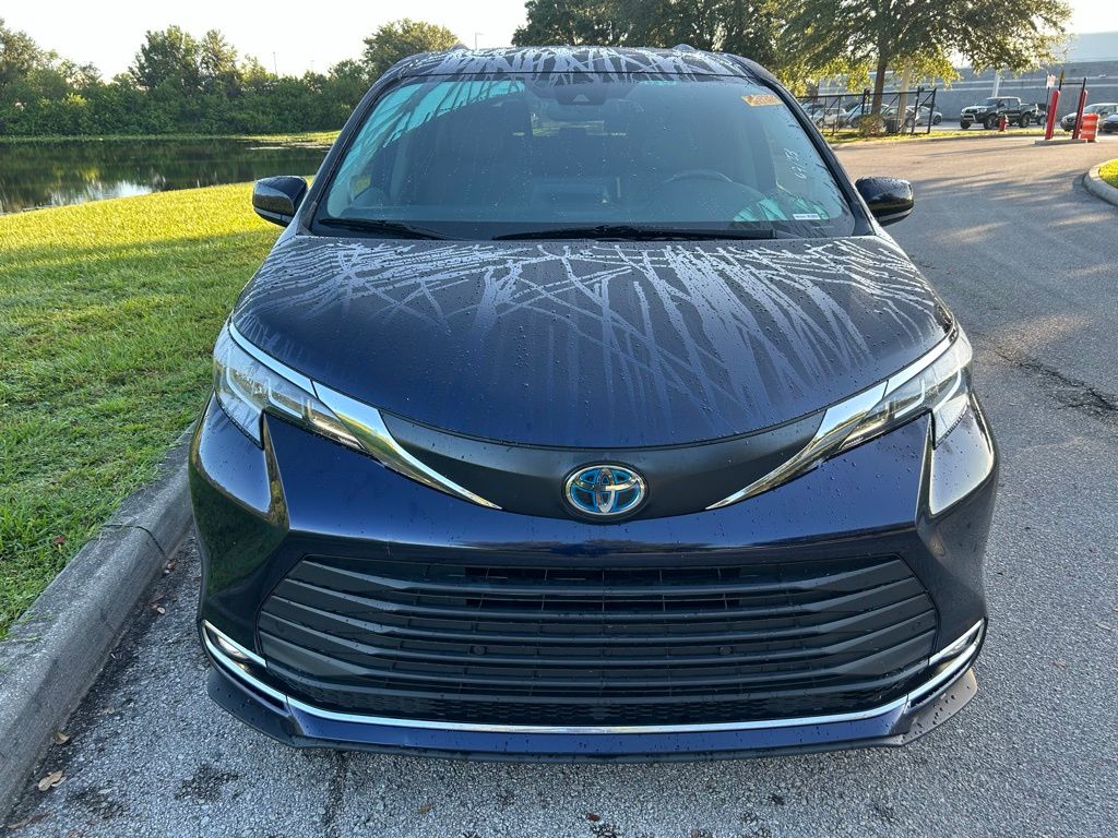 Thumbnail: 2022 Toyota Sienna - 8