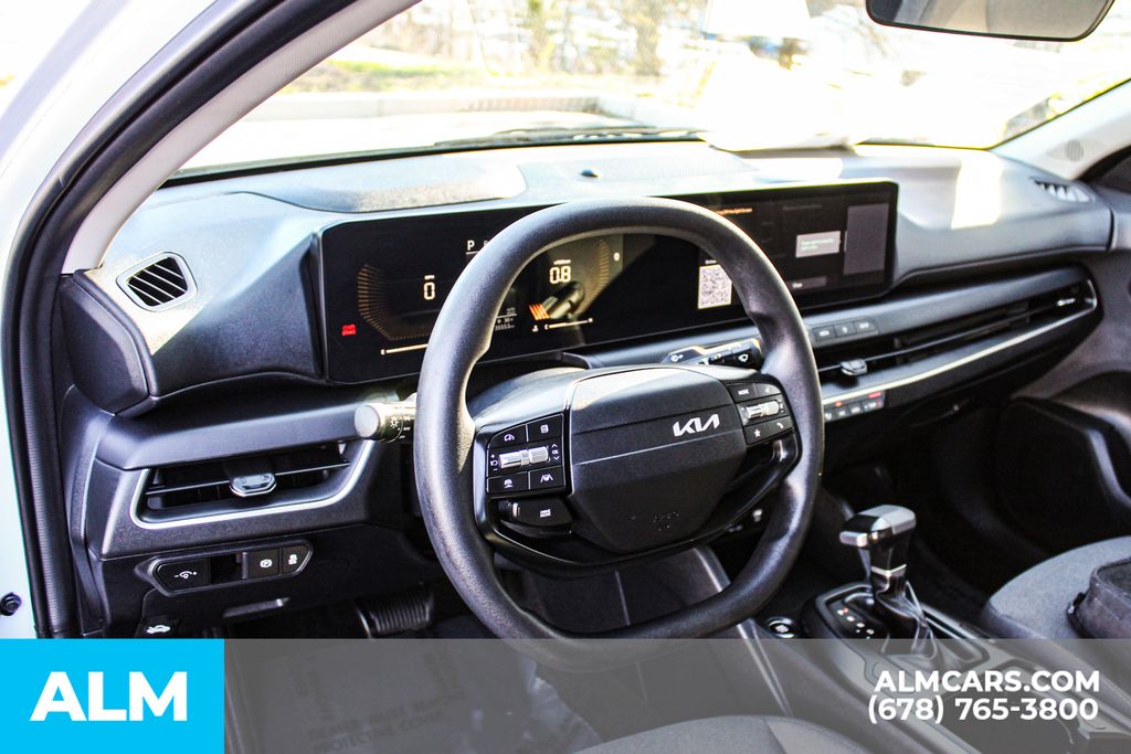 Used 2025 White Kia LXS image 21