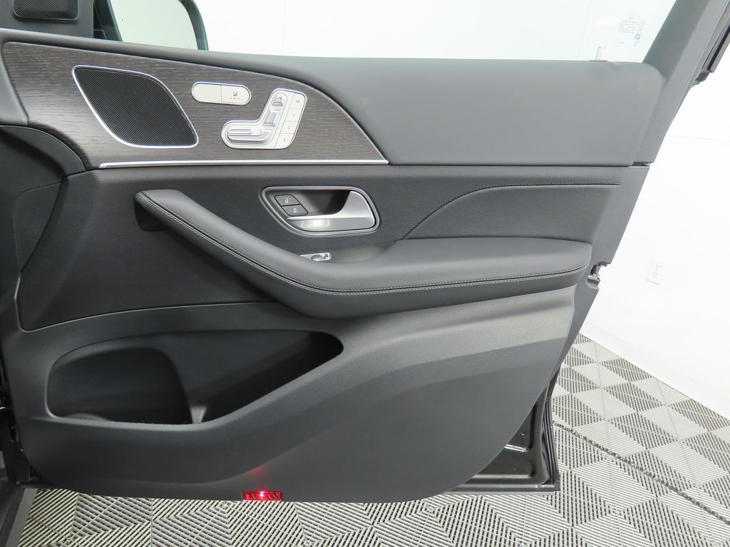 Thumbnail: 2026 Mercedes-Benz GLE - 25