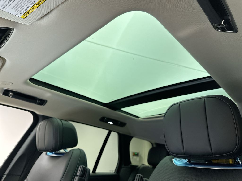 2025 Land Rover Range Rover SE 10