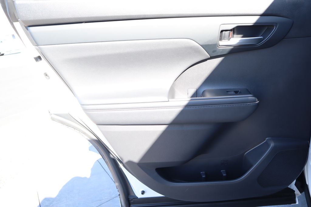 Thumbnail: 2023 Toyota Highlander - 25