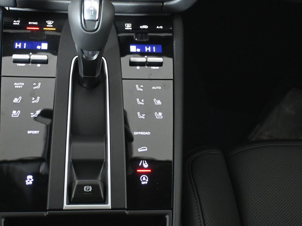 Thumbnail: 2026 Porsche Macan - 26