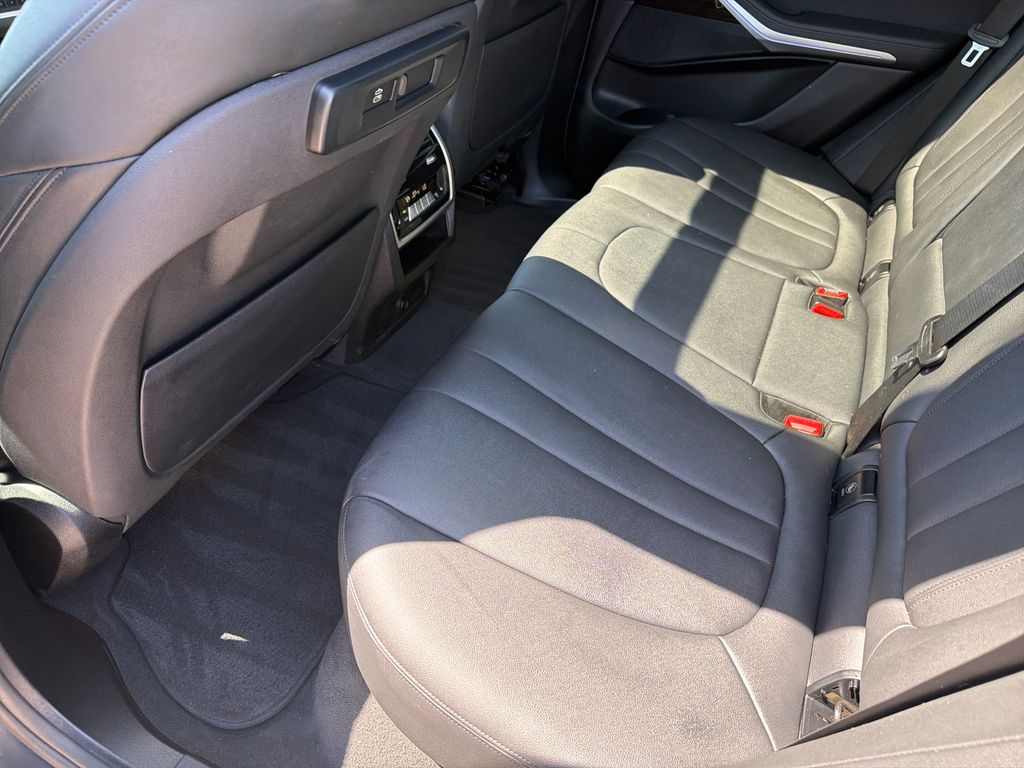 Used 2019 Gray BMW xDrive40i image 37