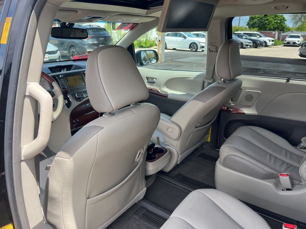 2014 Toyota Sienna XLE 7-Passenger Auto Access Se photo
