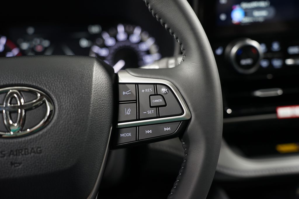 2025 Toyota Highlander XLE 13