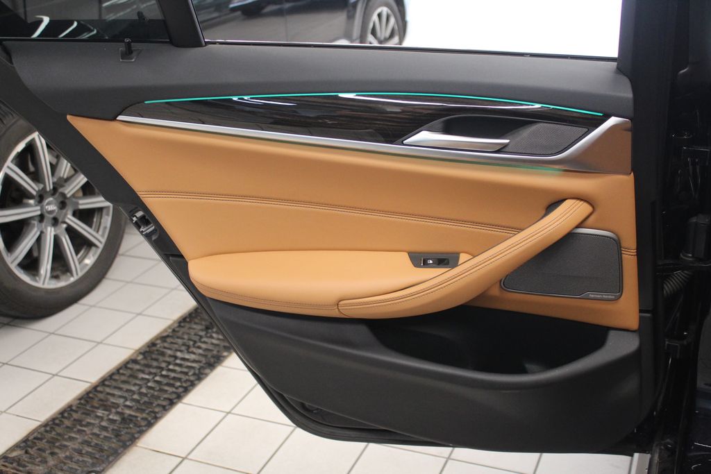 Thumbnail: 2023 BMW 5 Series - 24