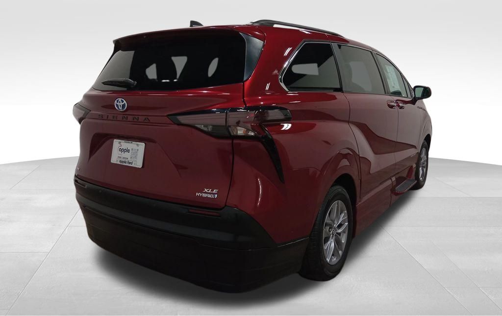 2024 Toyota Sienna XLE — Red — photo 6