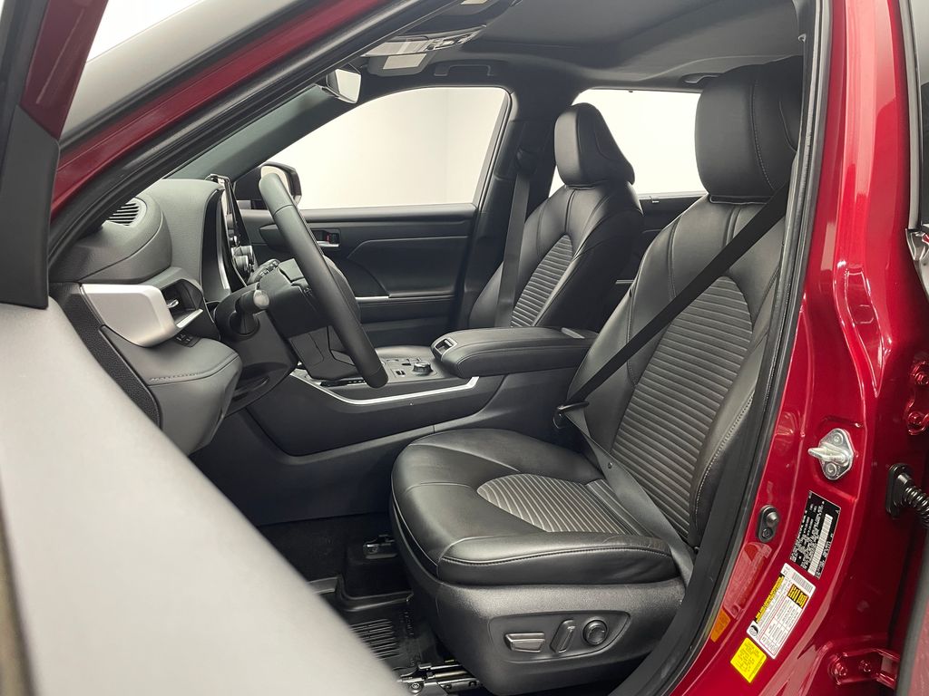 Thumbnail: 2023 Toyota Highlander - 12