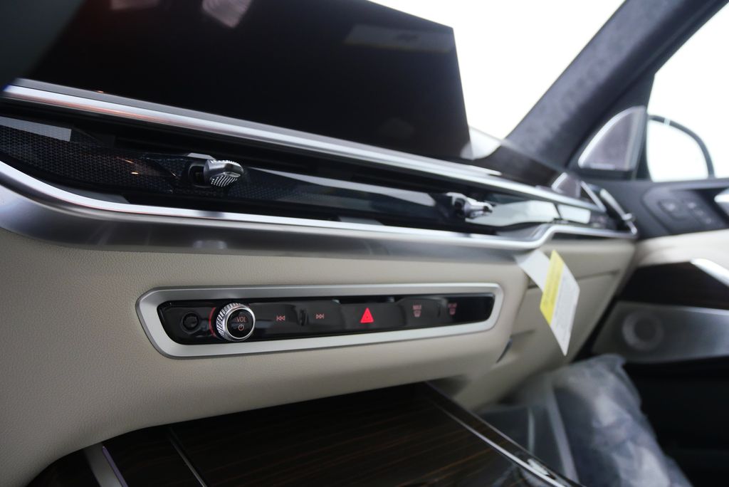 Thumbnail: 2026 BMW X7 - 23