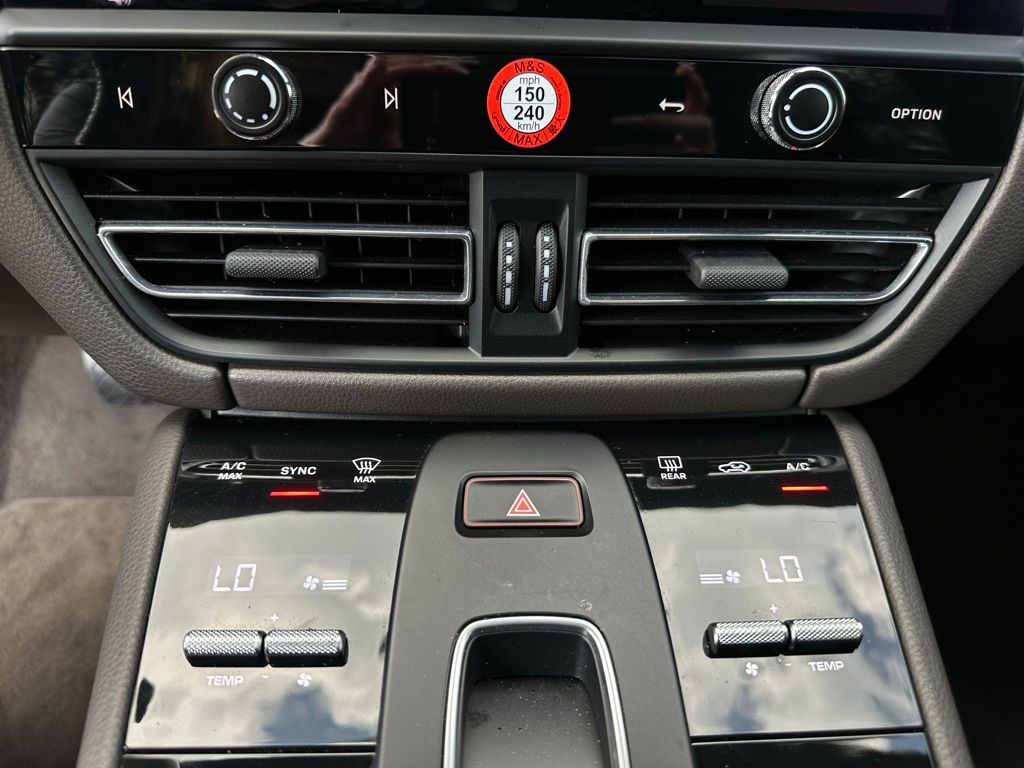 Thumbnail: 2022 Porsche Macan - 22