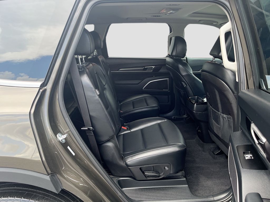 Used 2025 Green Kia S image 29