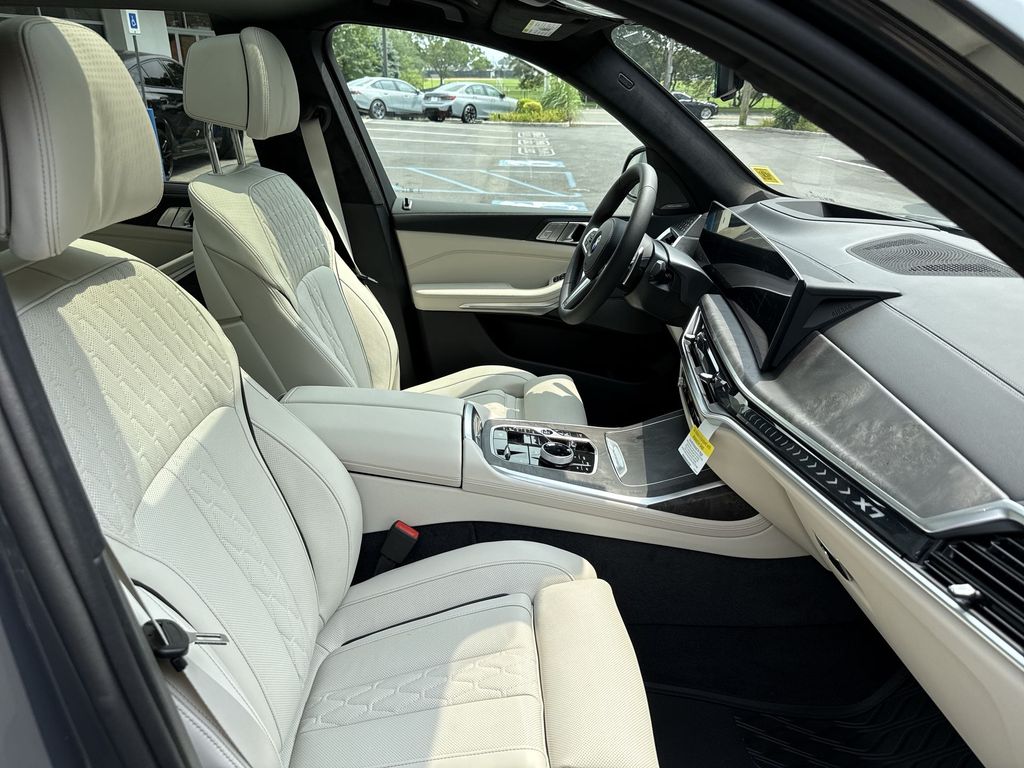 Thumbnail: 2027 BMW X7 - 26