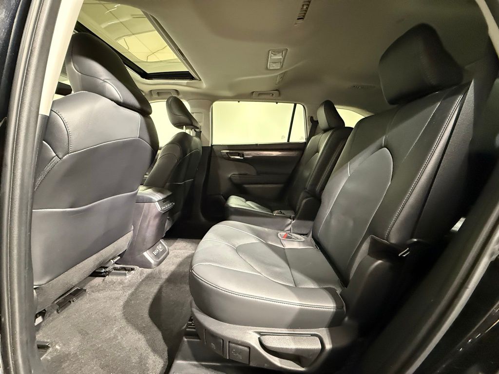 Thumbnail: 2023 Toyota Highlander - 20