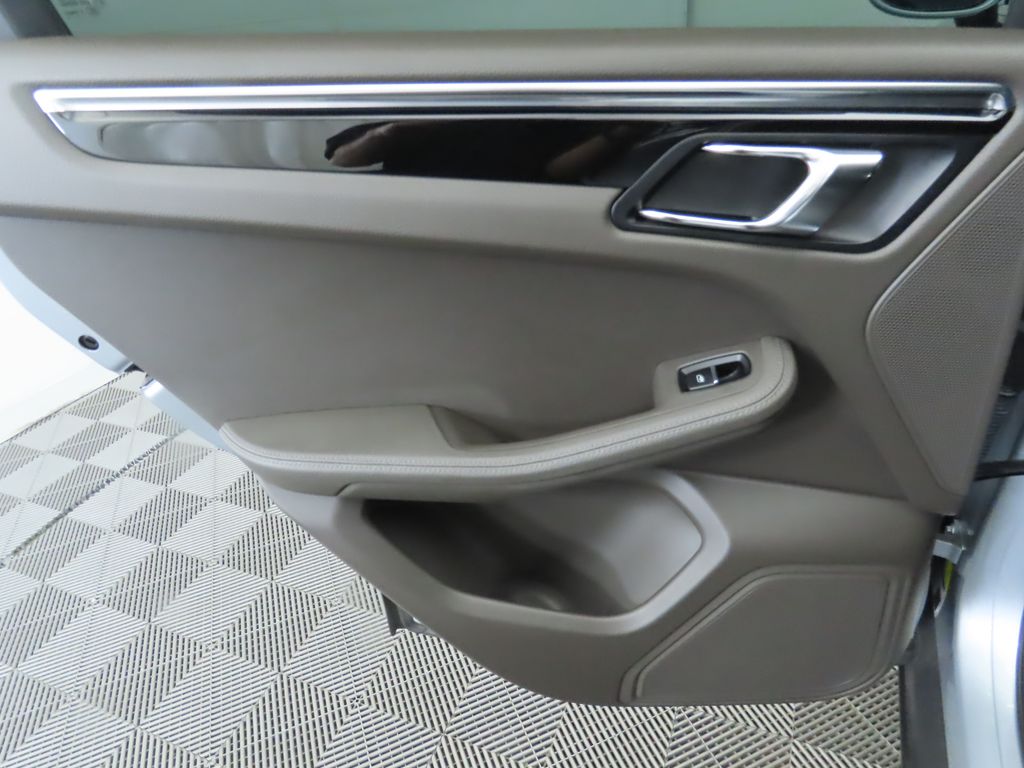 Thumbnail: 2015 Porsche Macan - 29