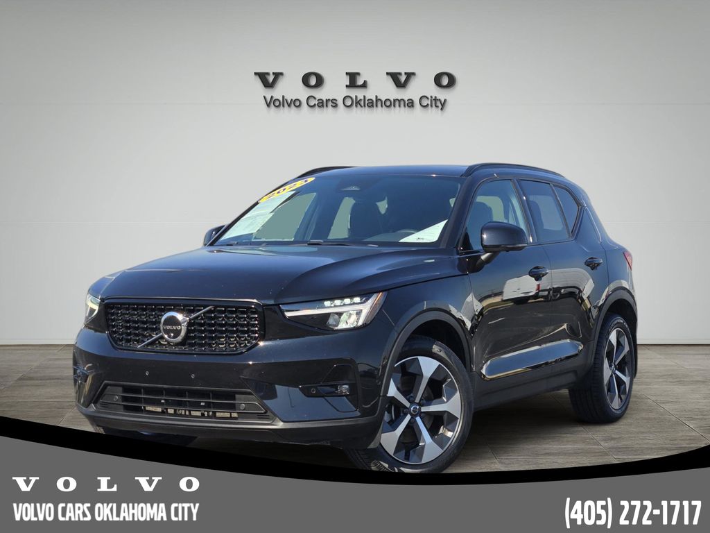 2023 Volvo XC40 B5 Plus Dark Theme