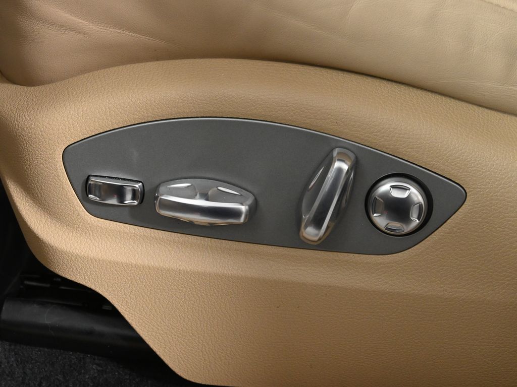 Thumbnail: 2025 Porsche Macan - 30