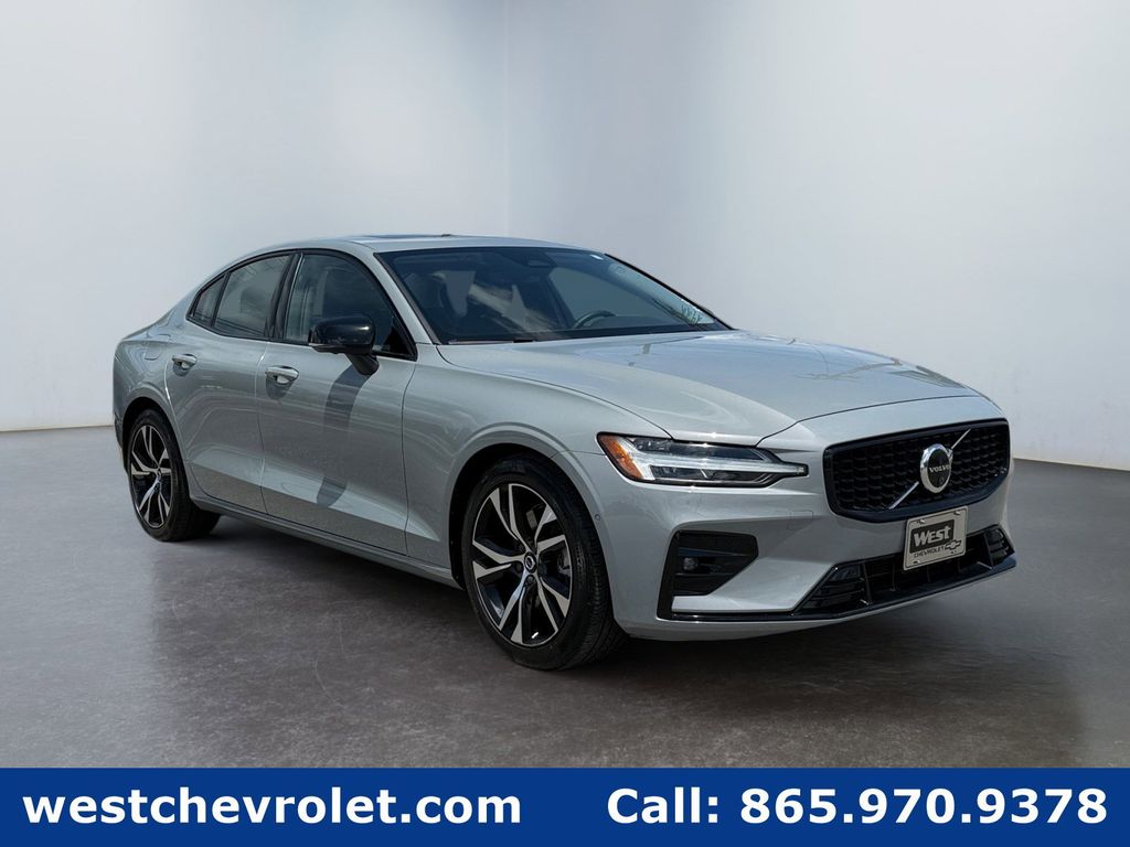 Vapour Gray Metallic 2024 Volvo S60 Sedan Front-Wheel Drive Automatic
