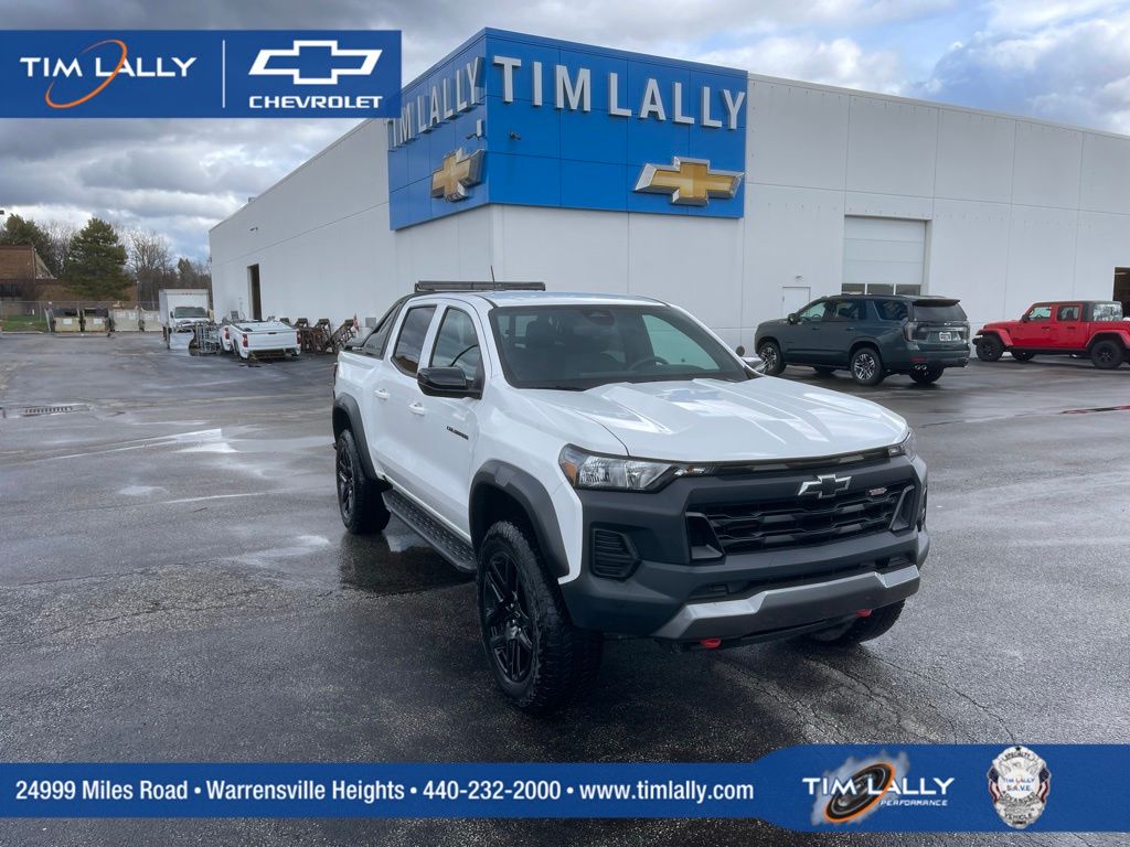 Summit White 2025 Chevrolet Colorado Pickup Truck Four-Wheel Drive 8-Speed Automatic