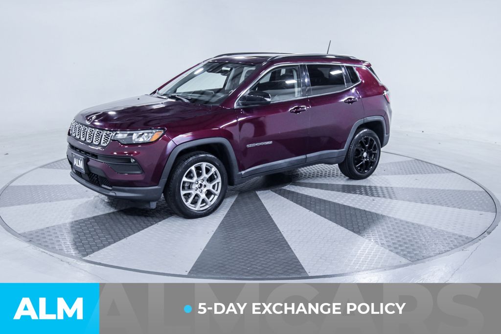 Used 2022 Red Jeep Latitude Lux image 3