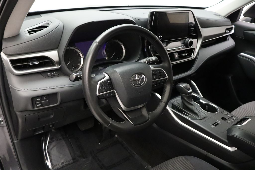 Thumbnail: 2023 Toyota Highlander - 15