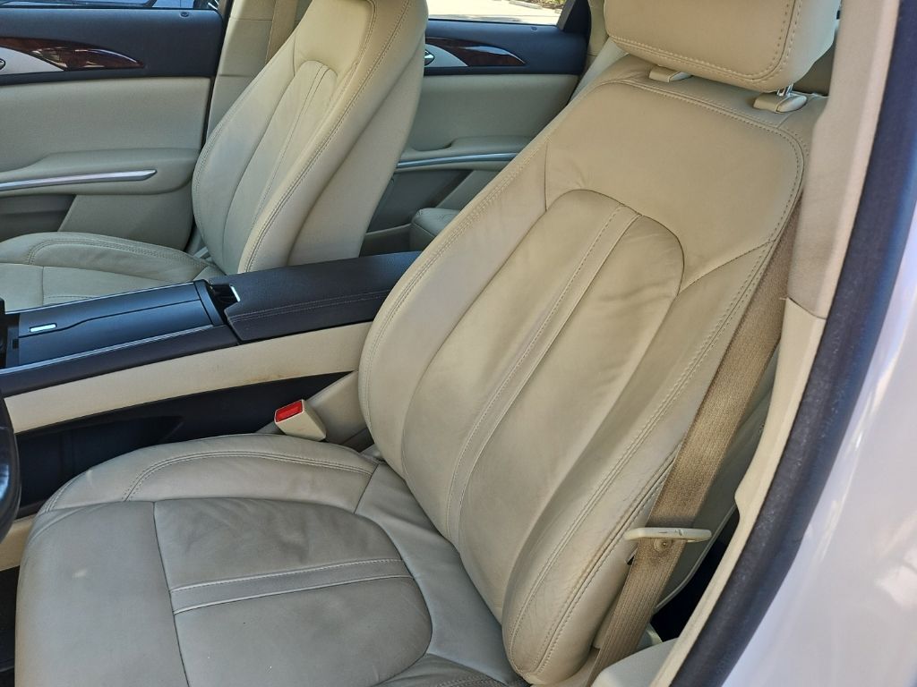 Used 2015 White Lincoln Base image 21