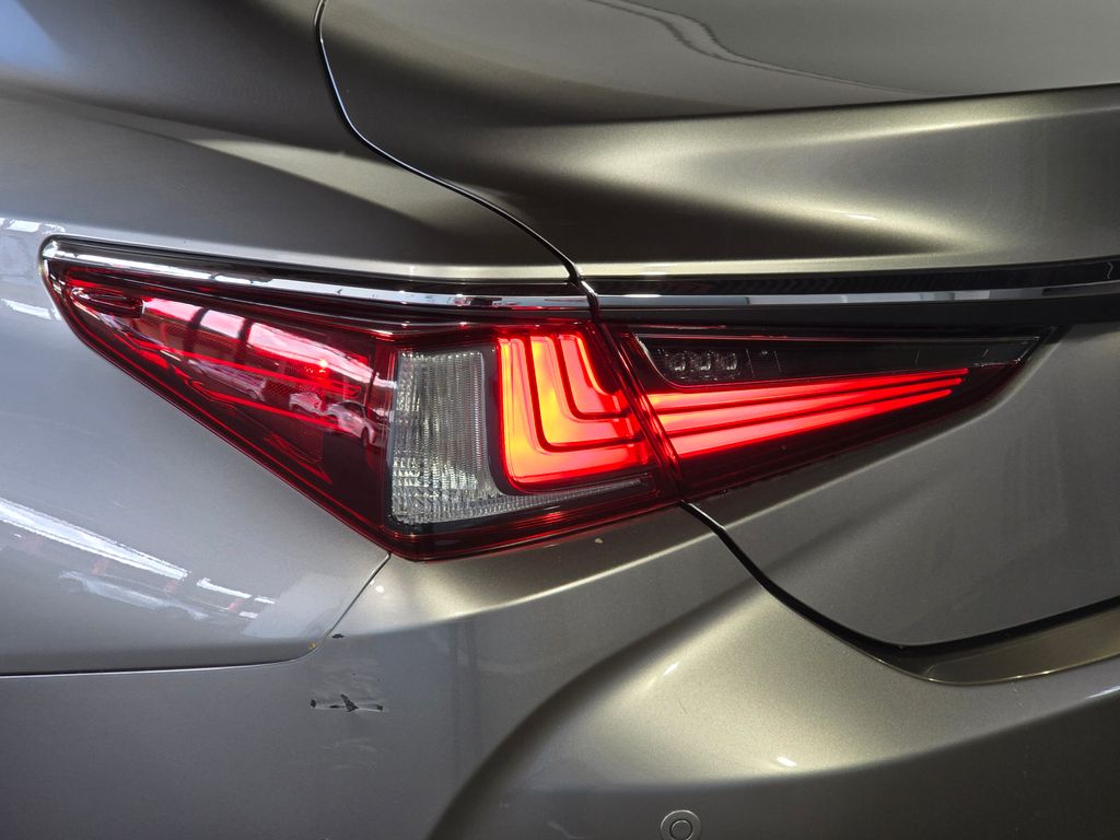 Thumbnail: 2021 Lexus ES - 10