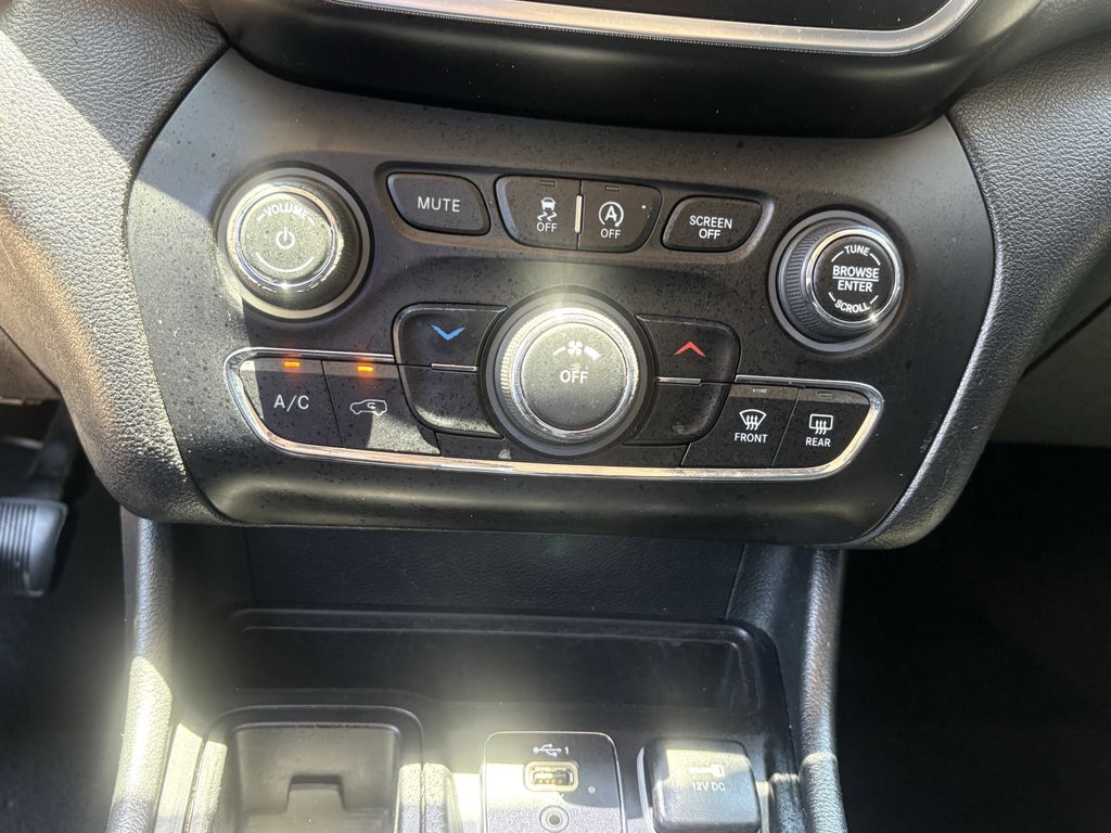 2019 Jeep Cherokee Latitude Black at Durrett Motor Company