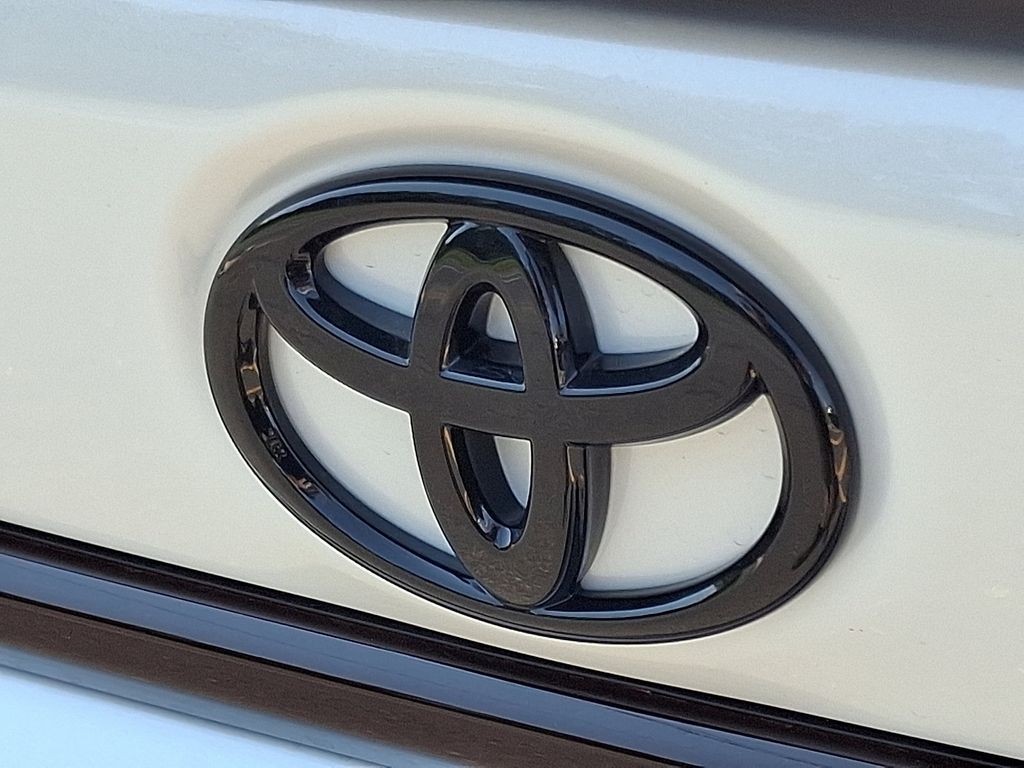 Thumbnail: 2025 Toyota Corolla - 18