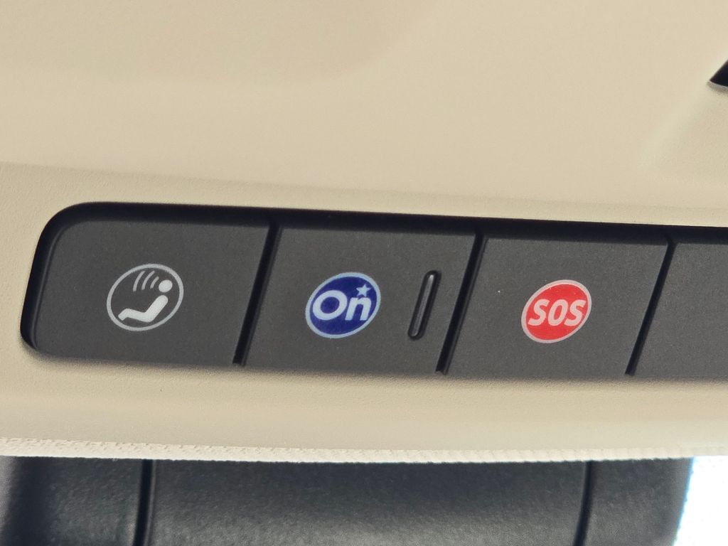 Used 2022 White GMC Denali image 7