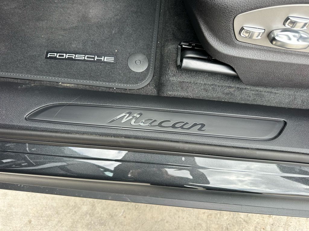 Thumbnail: 2026 Porsche Macan - 23