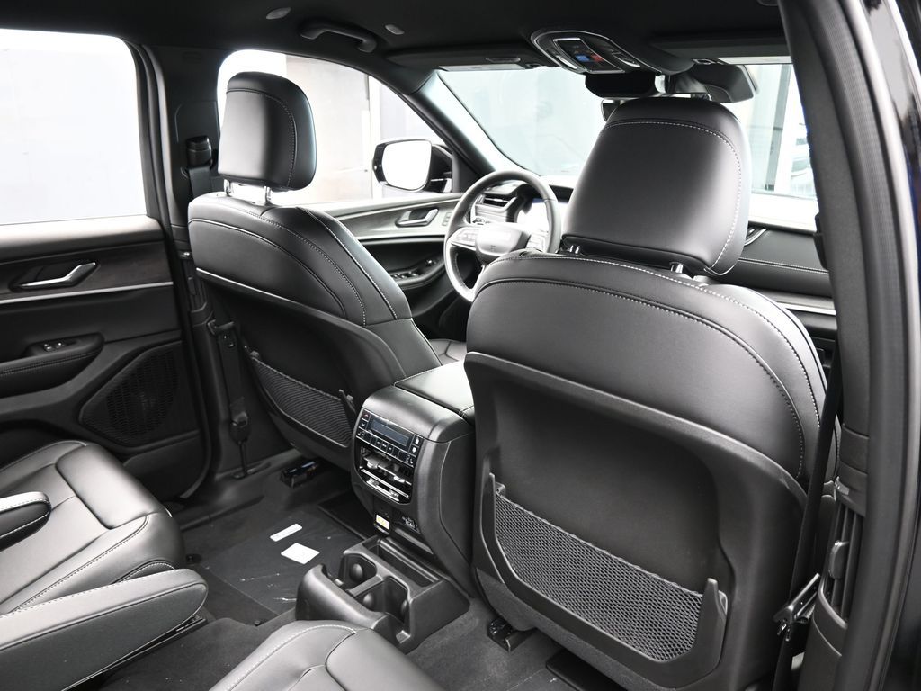 Used 2025 Diamond Black Crystal Pearlcoat Jeep Limited image 37